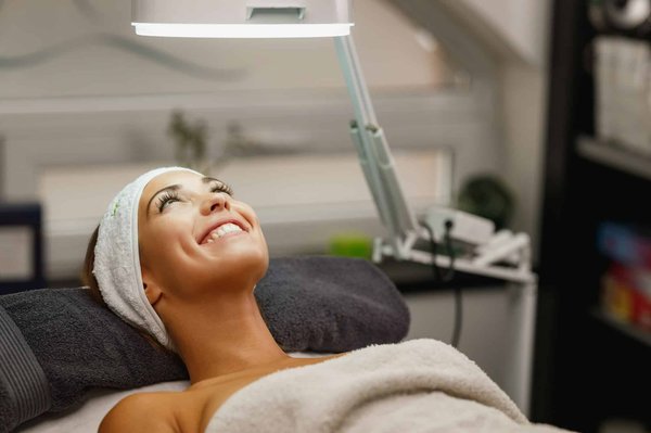 Comment utiliser les soins à base d'argile bleue pour revitaliser une peau terne?