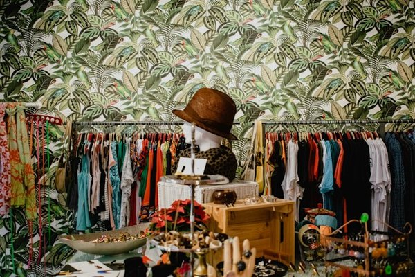 Comment intégrer des accessoires bohèmes dans une garde-robe formelle?